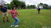Berlatih melempar boomerang dilakukan di kawasan Tambourine Mountain, tepatnya di tanah lapang yang luas (Melissa/detikTravel)  