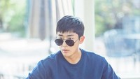 Di mejanya Jun sudah ada segelas minuman bersoda. Kok kelihatannya segar ya? Foto: Instagram@sonhojun_official
