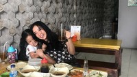 Weekend treats, tulis Renny di keterangan foto. Soto Betawi buatan H. Mamat pun jadi incaran wanita berambut panjang ini. Foto: Instagram rennysutiyoso