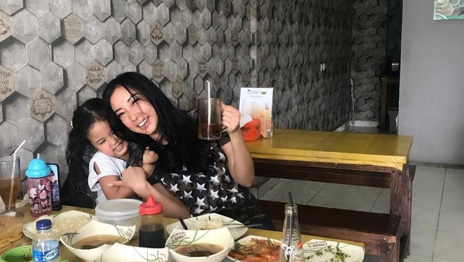 Dilraba Dilmurat yang Doyan Es Krim hingga Makanan Enak Pilihan Renny Sutiyoso