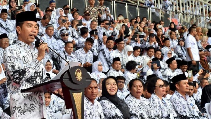 Presiden Jokowi Menghadiri puncak peringatan Hari Guru Nasional Tahun 2018 dan HUT ke-73 Persatuan Guru Republik Indonesia (PGRI) di Stadion Pakansari, Kabupaten Bogor