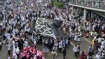 Massa Reuni 212 Bawa Bendera Tauhid Besar ke Monas