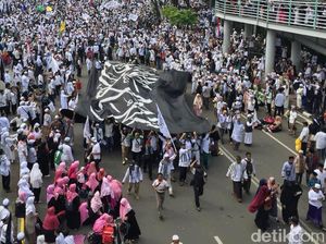 Video Bendera Tauhid Raksasa Berkibar di Reuni 212