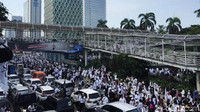 Massa terus bergerak menuju lokasi reuni di Monas.