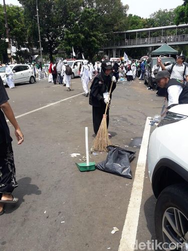 Massa Reuni 212 Bubar, Sampah-sampah Langsung Dibersihkan