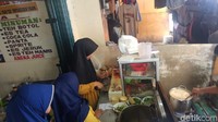 Siti, salah satu pedagang mengaku kewalahan menghadapi serbuan pesanan peserta aksi reuni 212.