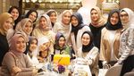 Pose Cantik Desainer Busana Muslim Ria Miranda Saat Ngopi dan Makan Kue