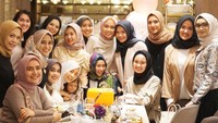 Tak hanya bareng keluarga, Ria Miranda juga kerap hang out bareng teman-temannya. Begini nih keseruannya saat makan bareng. Ada dessert cantik hingga secangkir teh dihadapan Ria. Foto: Instagram riamiranda