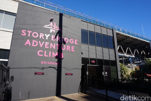 Inilah wisata Story Bridge Adventure di Brisbane, Australia yang tidak biasa itu. Setiap harinya, jembatan setinggi 74 meter ini dilalui 70 ribu kendaraan. (Melisa/detikTravel)