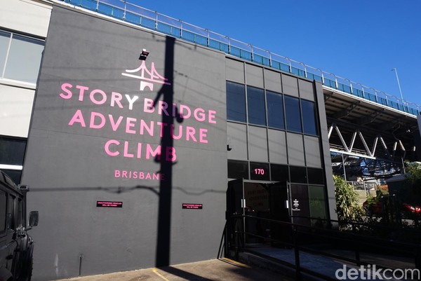 Inilah wisata Story Bridge Adventure di Brisbane, Australia yang tidak biasa itu. Setiap harinya, jembatan setinggi 74 meter ini dilalui 70 ribu kendaraan. (Melisa/detikTravel) Inilah wisata Story Bridge Adventure di Brisbane, Australia yang tidak biasa itu. Setiap harinya, jembatan setinggi 74 meter ini dilalui 70 ribu kendaraan. (Melisa/detikTravel)