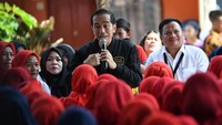 Presiden Joko Widodo didampingi Dirut PT Permodalan Nasional Madani (PNM) Arief Mulyadi berdialog dengan kelompok Permodalan Nasional Madani (PNM) Mekaar di Bogor, Jawa Barat, Minggu (2/12/2018). Foto: AntaraFOTO/Wahyu Putro A