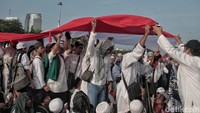 Selain bendera tauhid, massa juga membawa bendera merah putih berukuran besar. Bendera tersebut sempat diarak di Monas.