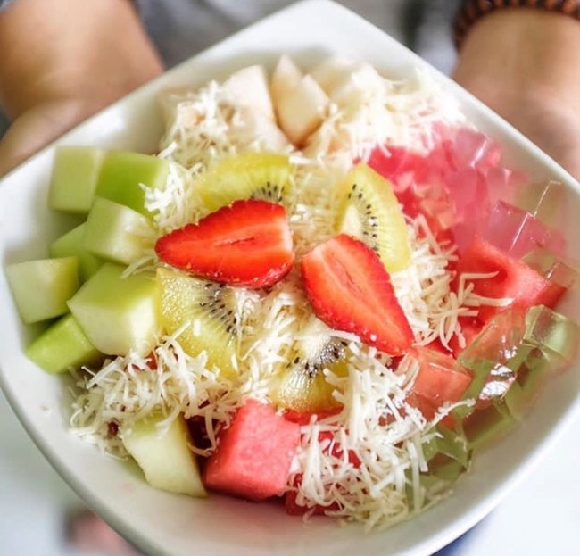 Salad Buah Segar yang Bersaus Creamy Bisa Dibuat dengan 5 Langkah Ini