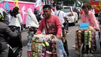 Pedagang kopi juga memanfaatkan momen ini untuk mencari rezeki.
