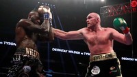 Deontay Wilder tak terpancing provokasi Fury dan terus bertahan dari serangan-serangan Fury. Reuters/Andrew Couldridge.