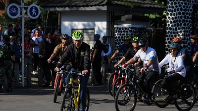 Foto: Prabowo Hadiri Reuni 212 di Monas, Jokowi Pilih Bersepeda Santai