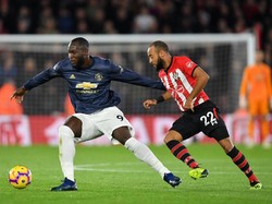 Romelu Lukaku berusaha menguasai bola, namun ditempel oleh Nathan Redmond. (Foto: Mike Hewitt/Getty Images)