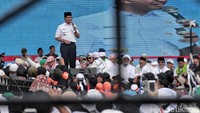 Anies mengapresiasi massa Reuni 212 yang berjalan tertib. Anies menganggap, bagi Jakarta, banyaknya warga yang hadir menggerakkan roda perekonomian.