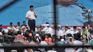 Potret Aksi Anies Baswedan Berbaju Dinas di Reuni 212