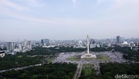 Monas memutih karena mayoritas massa memakai pakaian serba putih.