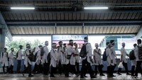 Mereka yang tinggal di sekitaran Jabodetabek banyak yang memilih hadir dengan menggunakan moda transportasi massa KRL. Sebagian dari meraka yang tampak adalah anak-anak kecil dan remaja.