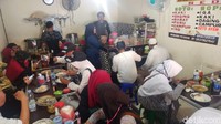 Usai aksi Reuni 212, peserta yang lapar menyerbu warung makan.
