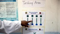Seorang konselor HIV menunjukkan poster tentang hasil tes HIV di Eastleigh, Nairobi. (REUTERS/Baz Ratner)