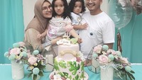Masih dengan kue berwarna pastel cantik, begini perayaan ulang tahun Ria Miranda ke 33. Ada fondant berbentuk burung flamingo di bagian atas kuenya. Cantik, kan? Foto: Instagram riamiranda