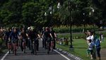 Foto: Prabowo Hadiri Reuni 212 di Monas, Jokowi Pilih Bersepeda Santai