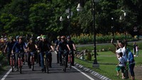 Di Banjarsari atas, Jokowi meresmikan program penyambungan listrik gratis dari 35 BUMN (Foto: Dok. ANTARA FOTO/Wahyu Putro A)