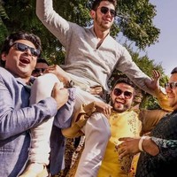 Sedangkan Nick Jonas memakai bakhiya kurta bernuansa warna biru muda dari desainer yang sama. Dalam sejumlah foto, keduanya pun terlihat bahagia dan menikmati waktu. Foto: Priyanka Chopra dan Nick Jonas (dok. Instagram Priyanka)