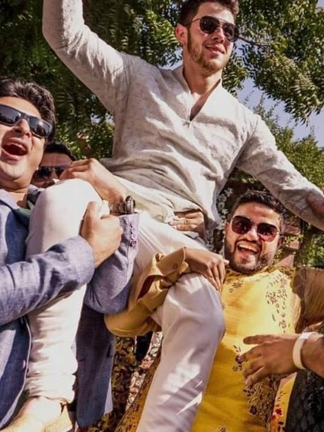 Sang mempelai pria juga memakai koleksi dari Abu Jani Sandeep Kholsa. Ia memakai kemeja panjang khas India dengan model leher V yang dinamai Aqua Bakhiya Kurta. (Foto: Instagram/Priyanka Chopra)