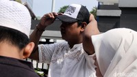 Selain bendera, topi juga laris diserbu peserta Reuni 212.