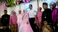 Usai melayat, Anies mampir ke acara pernikahan Fauziah dan Rizky. Rumah warga yang menikah memang tidak jauh dengan kediaman almarhum Idris. (Foto: rahmatia mirelana)