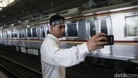 Tak sedikit dari mereka yang tetap mengabadikan diri dengan berselfie saat tiba di stasiun Juanda untuk dipublikasikan ke sosial media mereka masing-masing.