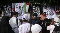 Para peserta Reuni 212 menyerbu pedagang bendera tauhid. Mereka akan membeli bendera tersebut untuk dibawa ke Monas.