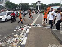 Pasukan Oranye Beraksi Singkirkan Sampah Usai Reuni 212