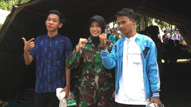 Peserta Reuni 212 berfoto bersama tentara perempuan