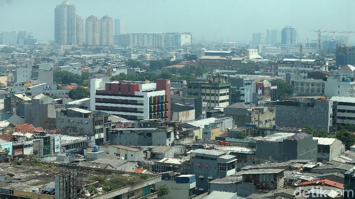 Hamparan atap pemukiman di kota Jakarta, Minggu (2/12/2018). Hamparan atap yang mencapai ribuan hektare tersebut dapat bernilai ekonomi dengan memanfaatkannya menjadi  Pembangkit Listrik Tenaga Surya (PLTS) Atap. Pemerintah lewat Dirjen Energi Baru, Terbarukan, dan Konservasi Energi (EBTKE) Kementerian ESDM tengah menggodok aturan bagi warga yang ingin memasang PLTS Atap. Warga, selain untuk konsumsi pribadi, juga bisa menjual hasil PLTS Atap tersebut ke PLN sehingga bisa berhemat 30 persen konsumsi listrik.