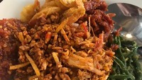Nasi campur Bali ini kelihatan menggoda banget! Ternyata salah satu warung nasi favorit Renny di Bali adalah Warung Wardani Tuban. Foto: Instagram rennysutiyoso