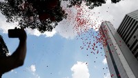 Balon-balon berwarna merah dilepas di Emilio Ribas Hospital, Sao Paulo, Brazil, pada peringatan Hari AIDS Sedunia 2018. (REUTERS/Nacho Doce) 