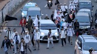 Beberapa massa yang hadir menggunakan kereta KRL juga tampak berjalan menuju Monas dari arah stasiun Juanda dan Gondangdia.