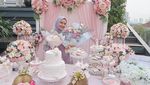 Pose Cantik Desainer Busana Muslim Ria Miranda Saat Ngopi dan Makan Kue