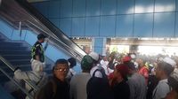 Stasiun Juanda Penuh, Penumpang Digilir untuk Naik ke Peron