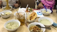 Renny menjadwalkan hari Minggu adalah saatnya ia berburu bakmie enak. Kali ini ia bersama anaknya, Kianna mampir makan Bakmie Aboen. Bakmie nya enak texture nya alus, tulis Renny. Foto: Instagram rennysutiyoso