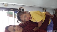 Eh sayang Aisyah Fitri Husain (4,8) nggak nangis kan? kata bunda Mami Suhaimi (45) sambil menggendong bungsu dari 3 bersaudara ini. Foto: Rosmha Widiyani/detikHealth