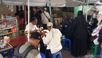 Saking ramainya, banyak peserta yang duduk di luar warung.