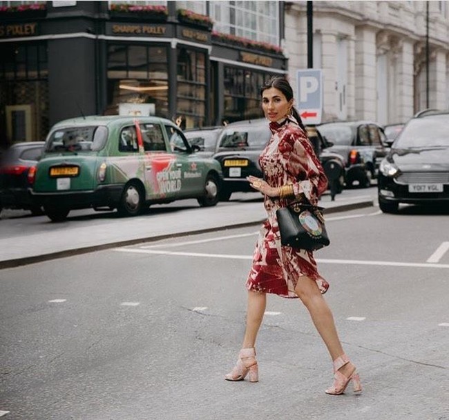 Mantan model berusia 45 tahun ini diketahui mengoleksi banyak barang branded mulai dari pakaian, sepatu hingga aksesori. (Foto: Instagram/@prernastylelife)