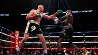 Pada duel perebutan sabuk juara dunia kelas berat WBC itu, Tyson Fury memulai dengan agresif ketika dia melancarkan demi serangan kepada Wilder. Reuters/Andrew Couldridge.