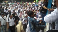 Sejumlah massa memaksa naik ke atas halte tanpa melalui pintu scan tiket (Foto: Adhi Indra Prasetya/detikcom)
